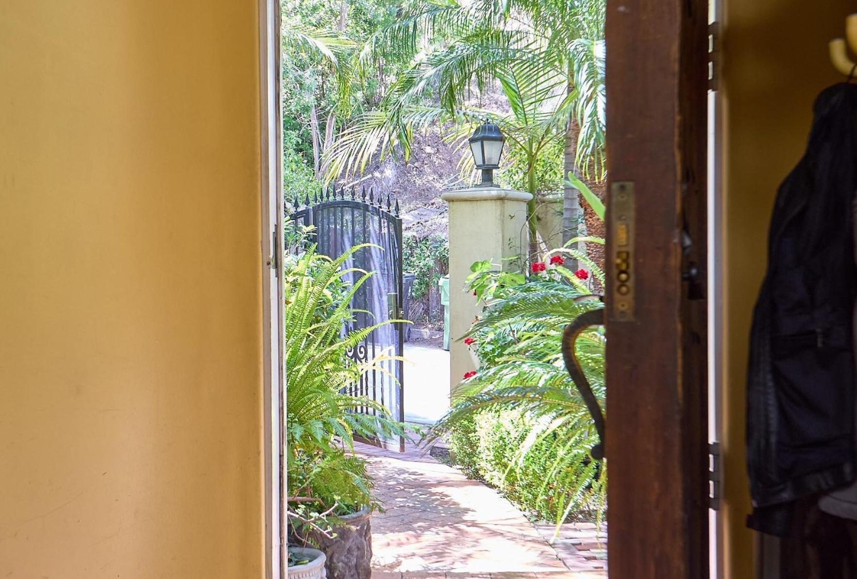 Homestay Beverly Hills Spanish Los Angeles
